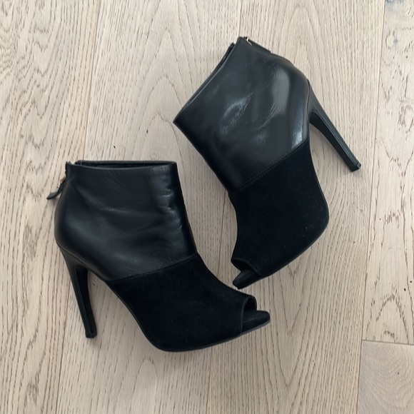 Nine West 5.5 black peep-toe booties. Leather and Suade - Picture 1 of 7